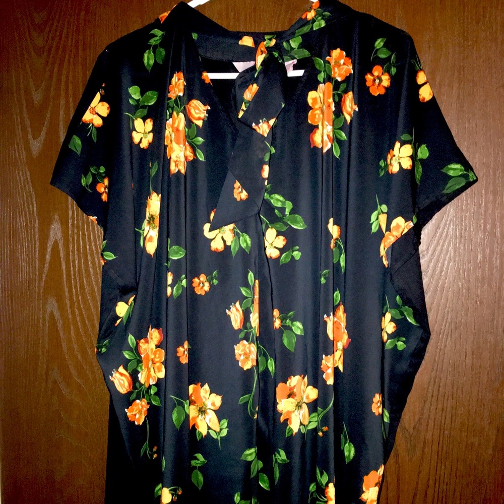Size Medium floral top with cute tie at the neck, runs big, cute with leggings